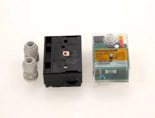 Zwei graue Kabelverschraubungen neben einem schwarzen Gehäuse und einem transparenten Honeywell Gerät, das elektrische Komponenten zeigt. Bosch wird nicht direkt abgebildet.